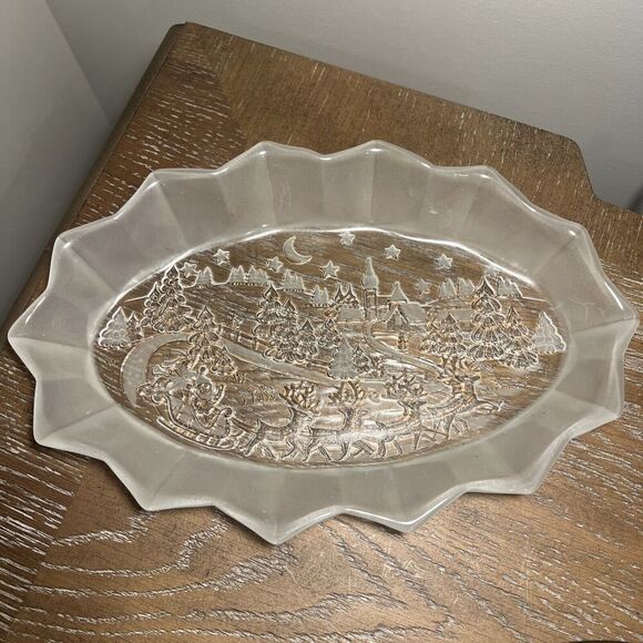 Holiday Frosted‎ Santa Clause Scene Crystal Tray - Picture 1 of 11